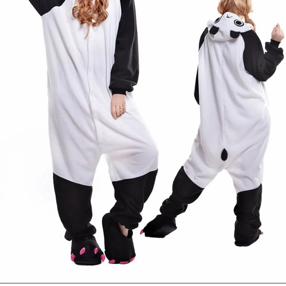 En fluffig panda dräkt/onesie. Nästan aldrig använd så i princip i nyskick. I storlek för barn/mindre vuxen. . Kostymer.