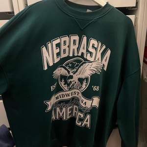 Grön overzised college tröja från hm använd 1 gång. Säljer då den inte används. Från hm💚