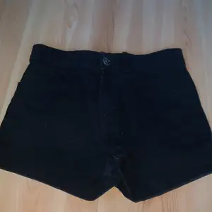 Fina svarta HM shorts säljer för de har blivit för små💗