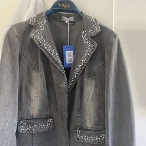 Jeans jacka - Snygg grå jeansjacka med pärlor som jag köpt second hand men aldrig använt själv🤎