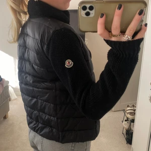 Moncler zip - SÅLD!!!!💗💗💗💗💗Moncler ”jacka” i storlek S, superfint skick, sparsamt använd (saknar tyvärr ngra lappar)!! Bud på 3800