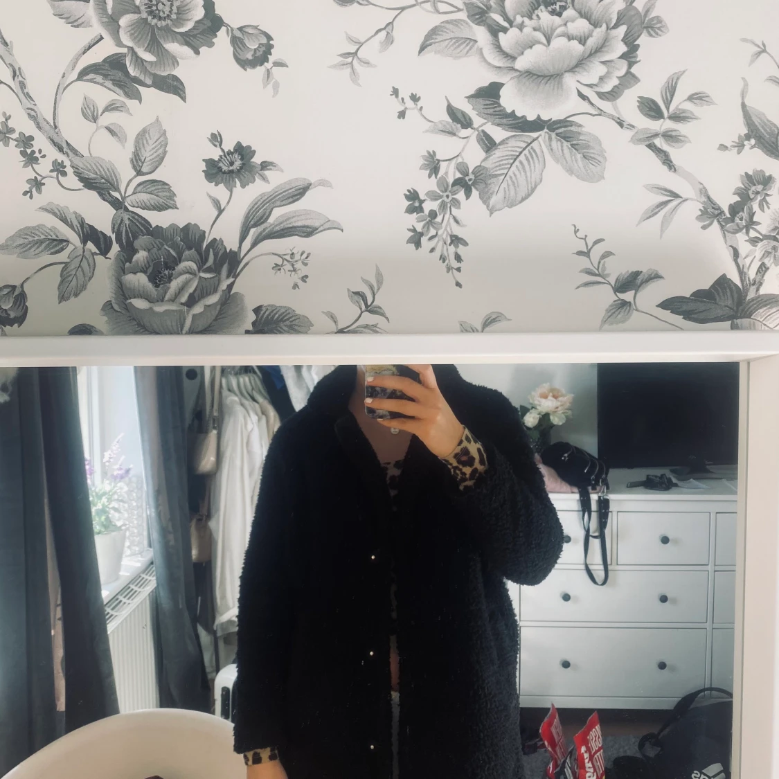 Svart kapp med Teddymaterial