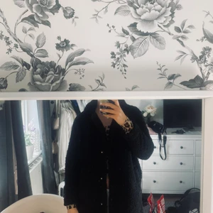 Svart kapp med Teddymaterial - Säljer min min svarta kappa i teddymaterial från only i storlek M, fint skick, knappt använd, väldigt varm och skön i materialet 