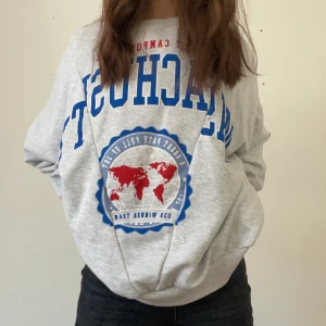 PullandBear sweatshirt  - Säljer denna jättefina sweatshirt då den inte används lika mycket längre. Den har ett väldigt fint tryck och är endast använd ett fåtal gånger🌸 Nypris 300kr.