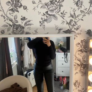 Läderbyxor med slits  - Skitsnygga läderbyxor med slits nedtill från nakd, helt oanvända är i mycket bra skick, sitter jättebra, storlek M