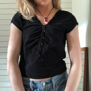 Svart t-shirt Filippa K  - Söt t-shirt med knappar från Filippa K i storlek S!🧚🏽‍♀️