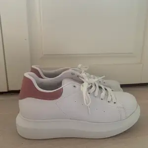 Vita sneakers med rosa detalj från Nelly, aldrig använda i st 38