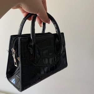 Liten Väska - Hej fina! Säljer denna mini bag då jag inte använder den längre ❤️