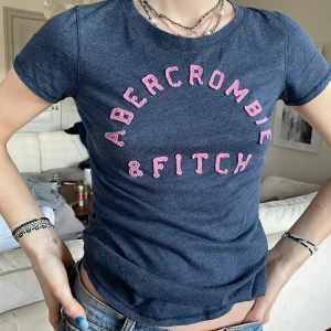 Abercrombie & fitch T-shirt - Jättesöt T-shirt från abercrombie & fitch!