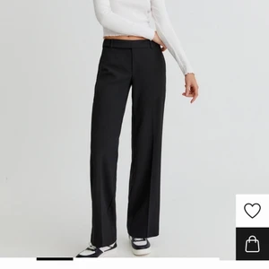 Lågmidjade kostymbyxor - Säljer dessa superfina kostymbyxor från pull and bear i strl. S. Använda endast 5 ggr och är i superfint skick!