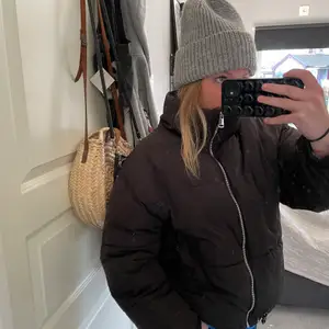 Jätte snygg och skön jacka från pull and bear, endast använd en vinter och i riktigt fint skick🤩