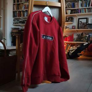 Här är en röd sweatshirt i storlek M/L köpt i Frankrike, Paris på en populär klädaffär. Den är i bra skick! Använt typ 2 gånger.