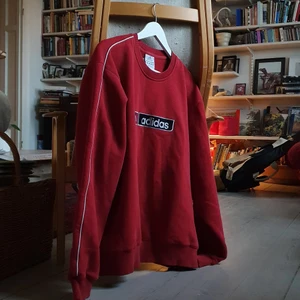 Vintage Adidas sweatshirt köpt i Paris! - Här är en röd sweatshirt i storlek M/L köpt i Frankrike, Paris på en populär klädaffär. Den är i bra skick! Använt typ 2 gånger.