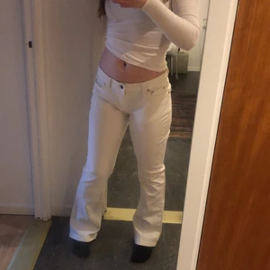 Lågmidjade bootcut byxor:) - Säljer mina jättefina lågmidjade bootcut jeans med fina fickor pga att jag inte använder de så mycket längre! Jag är c:a 165 och de går ner till marken på mig och har 25/26 i vanliga jeans. (Buda i kommentarerna)