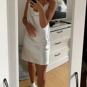 Studentklänning  - Säljer min fina studentklänning. Lite ”slitningar” mestadels på ryggen men som bara syns på nära håll. Köpte står för frakt🥰