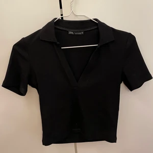 Svart tenniströja från Zara - Superfin svart ribbad tenniströja från Zara, använd enstaka gånger. Storlek S.