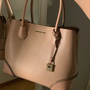 Väska - INTRESSEKOLL .En Michael kors väska som jag fick när jag fyllde 10. Använd ett fåtal gånger så i nyskick.💘