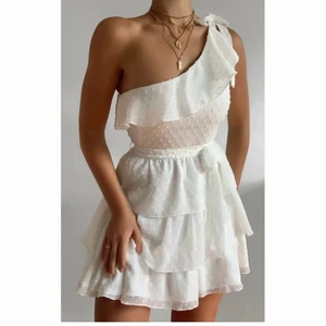 Student klänning! - Super fin vit volangklänning ifrån det Australiska märket Showpo!😍 Perfekt till student eller skolavslutning. Säljer för att det inte gick att returnera och den var lite liten över bysten på mig, som har C kupa i vanliga fall. Klänningen+ frakt+ tull blev 750kr. Men säljer för 600 kr💗 Klänningen är helt oanvänd och har prislapp kvar, är endast provad. Pris går att diskuteras.