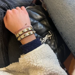 Valentino armband - Säljer detta dubbla valentino armband. Det är bäldigt slitet därav priset. Bilden är lånad av tjejen som jag köpte det av. Kom privat för egna bilder🥰 man får med box