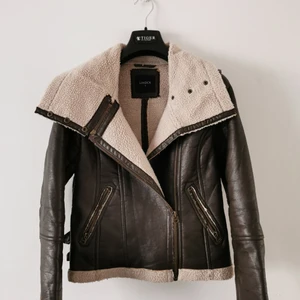 Aviator jacka / pilot jacka  - Supersnygg pilot jacka, använd som bara hänger i garderoben och söker nytt hem :) 