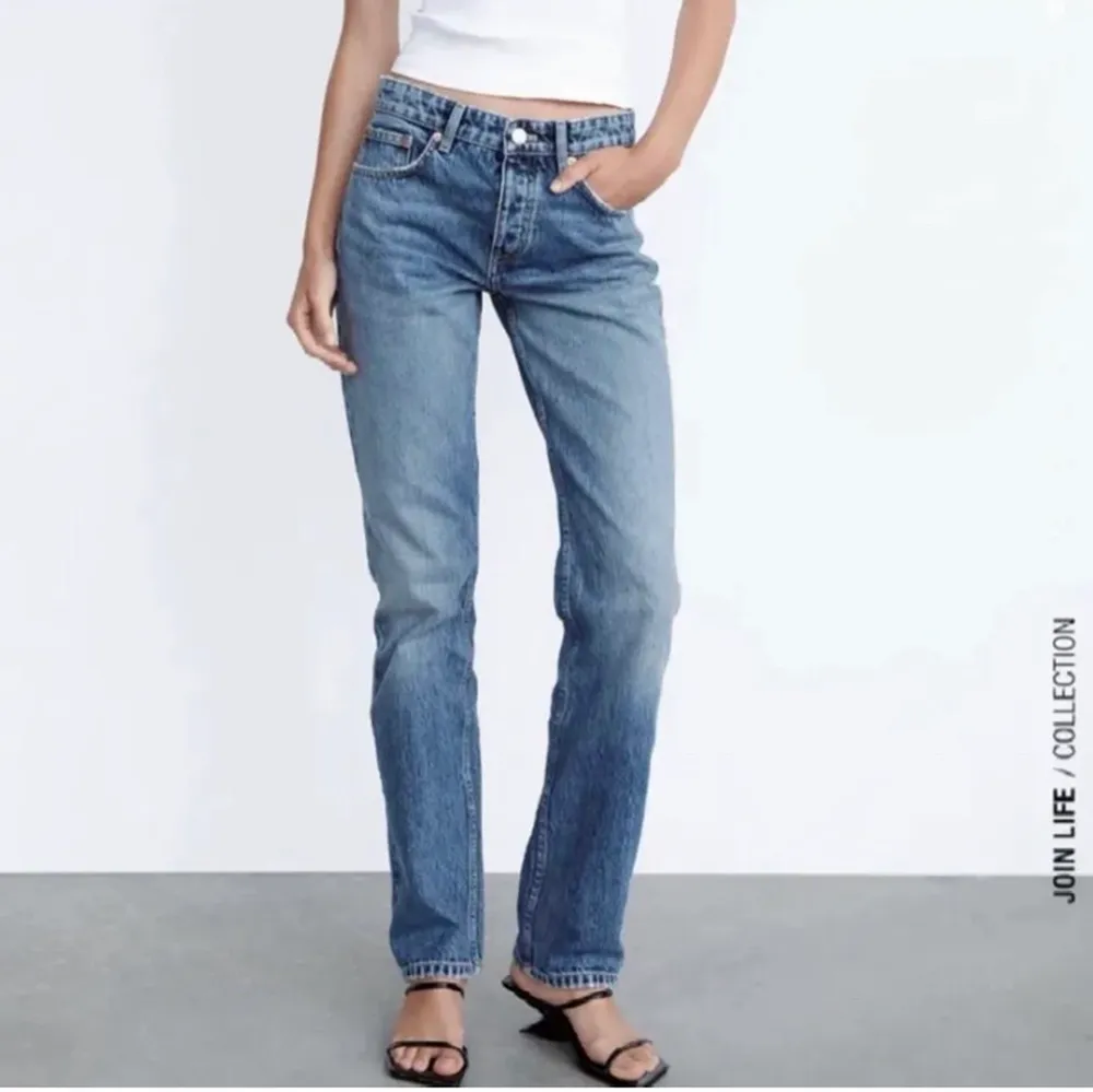 Säljer nu mina snygga slutsålda jeans från zara då de inte passade mig💗 nytt skick, hör av dig vid intresse eller fler bilder💕 perfekta nu till våren!💓. Jeans & Byxor.