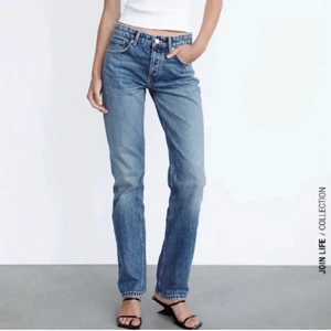 Straight jeans zara  - Säljer nu mina snygga slutsålda jeans från zara då de inte passade mig💗 nytt skick, hör av dig vid intresse eller fler bilder💕 perfekta nu till våren!💓