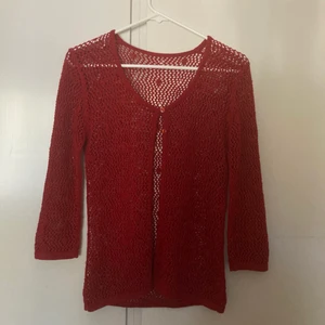 Stickad kofta! - Jättefin röd stickad kofta med fint mönster. Endast använd ett fåtal gånger. Möts i Stockholm, annars står köparen för frakt.