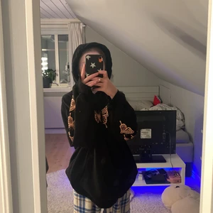 H&M hoodie🤍 - Jätte jätte skön, rosa/beiga fjärilar på armarna och en på mitten!