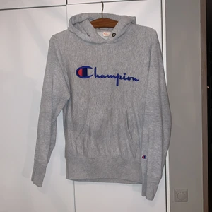 Champion hoodie - grå Champion hoodie i nyskick, strl M men passar mer som en S