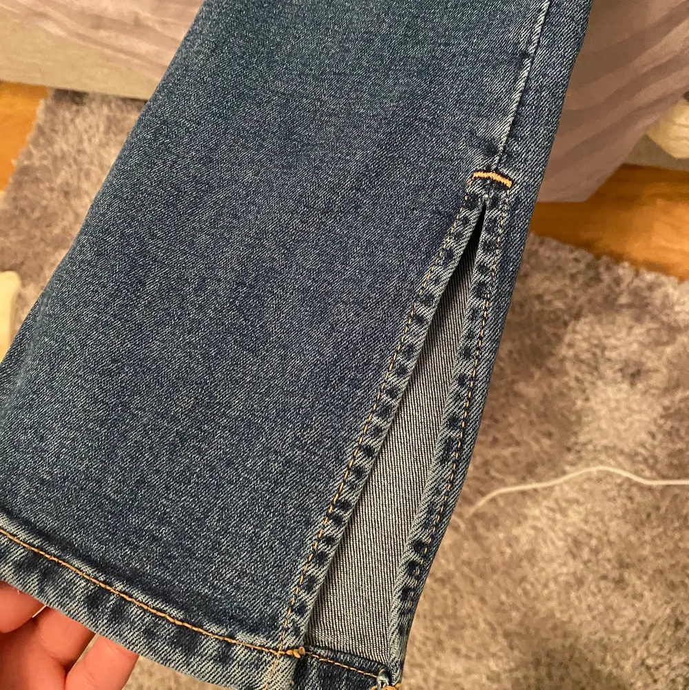 Säljer mina Zara jeans med slits som inte säljs i butik längre, det är likadana som på första bilden fast i blåa som är på de andra bilderna! Aldrig använt dom, därför har dom prislappen kvar. Storlek 36/S❤️ . Jeans & Byxor.