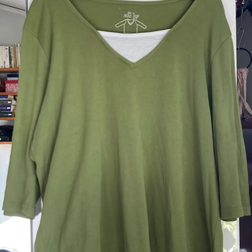 Jättesöt grön tunika i bella swan stil! Tre kvarts ärmar. Det vita är en del av tröjan så du behöver inte ha något under! Säljer för att den är i fel storlek för mig :) i fint skick!. Blusar.