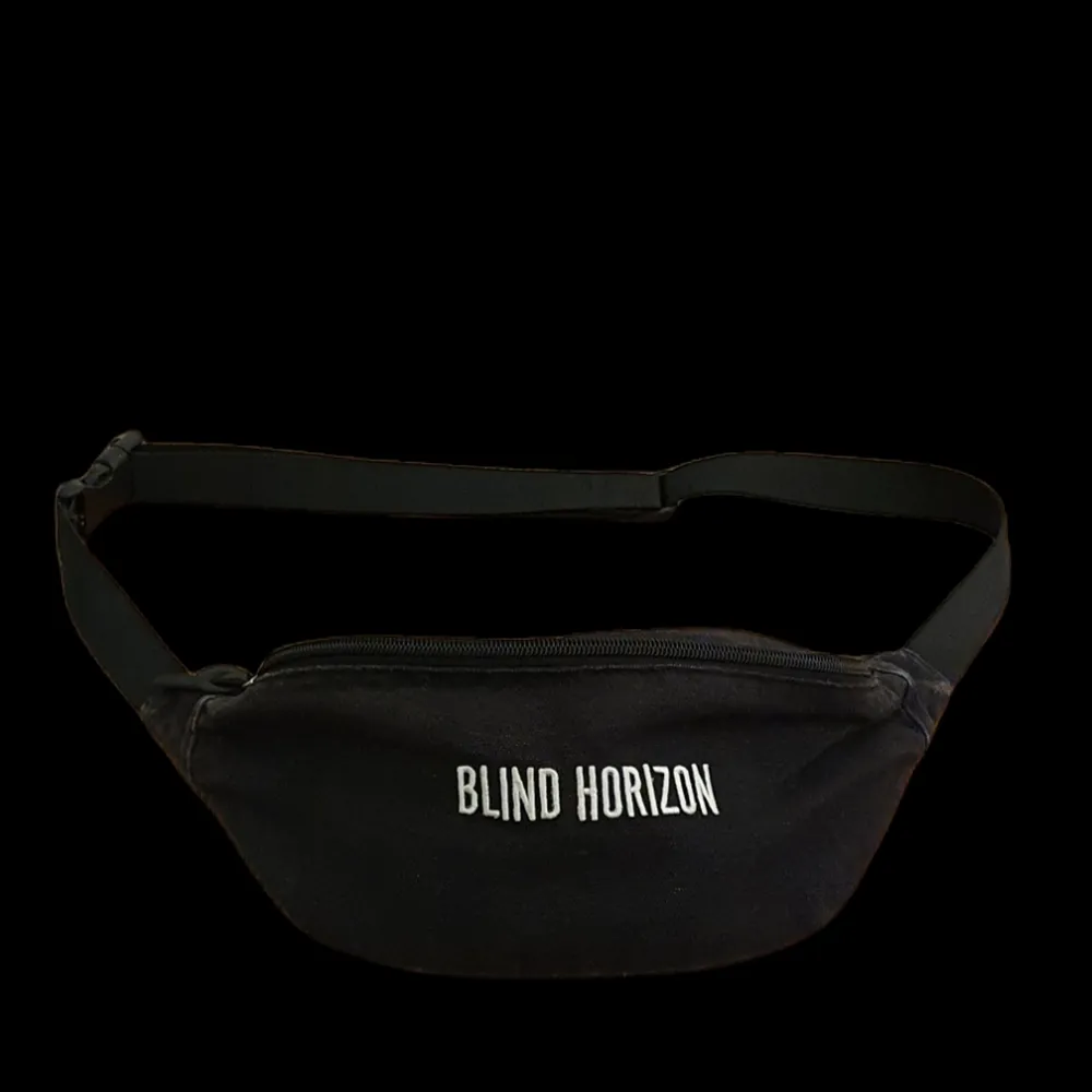 En svart fannypack med blind horizen insydd i vit. Väskan har inga skador, kvaliteten är 7/10. Mellan-stor väska. . Väskor.