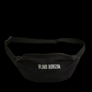 Sido väska - En svart fannypack med blind horizen insydd i vit. Väskan har inga skador, kvaliteten är 7/10. Mellan-stor väska. 