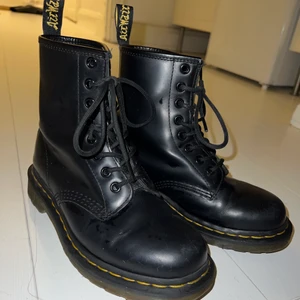 Dr. Martens  - Säljer mina supersnygga dr martens i storlek 36 då jag är ute efter ett par med platå istället!! Sååå snygga och i väldigt fint skick! 💕