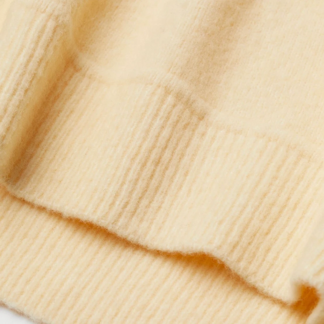 Gul stickad tröja - 90