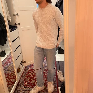 Massimo dutti sweatshirt - Grå/vit massimo dutti stickad tröja med små svarta prickar, bra skick. Nypris ca 700