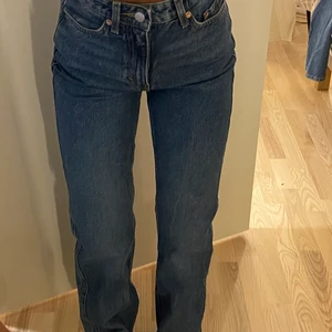 Mörkblå jeans  - Mörkblåa jeans från weekday! Haft på mig jeansen cirka 5 gånger 😇 storlek 24/32 så ungefär Xs eller S