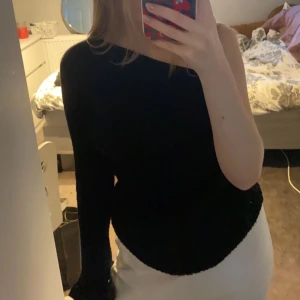 stickad offshoulder tröja - säljer denna stickade offshoulder tröjan med utsvängd ärm