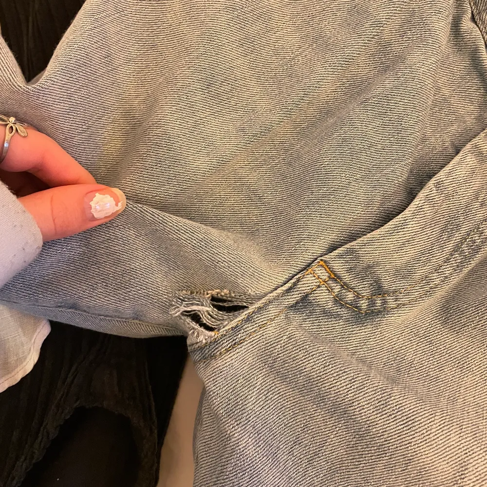 Designer byxor med ett nypris på ca 5000 kr. Har ett litet hål mellan benen som går att fixa men syns inte så mycket annars, därmed det billiga priset. . Jeans & Byxor.