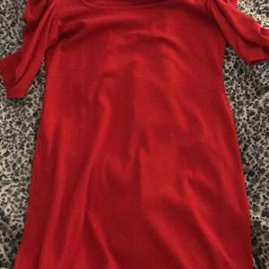 Röd klänning från Cubus, inköpt vintern 2020. Har aldrig använts, men är testad.