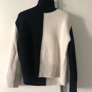 Tröja från other stories  - Kommer aldrig till användning även om den är så sjukt skön och spännande! Oversized fit. Fler bilder kan skickas på begäran ✨✨Nypris: 899kr köpare står för frakt 