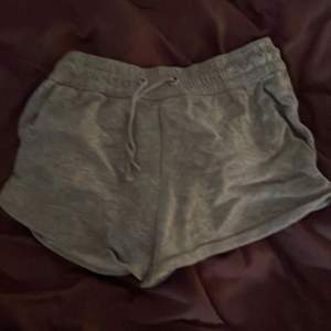 Ett par gråa mjukis shorts. Dom är gamla men inte särskilt använda och i bra skick. Dom kommer kosta 100kr inkl frakt.