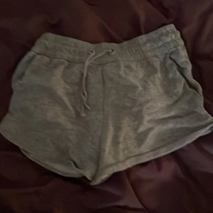 Gråa shorts - Ett par gråa mjukis shorts. Dom är gamla men inte särskilt använda och i bra skick. Dom kommer kosta 100kr inkl frakt.