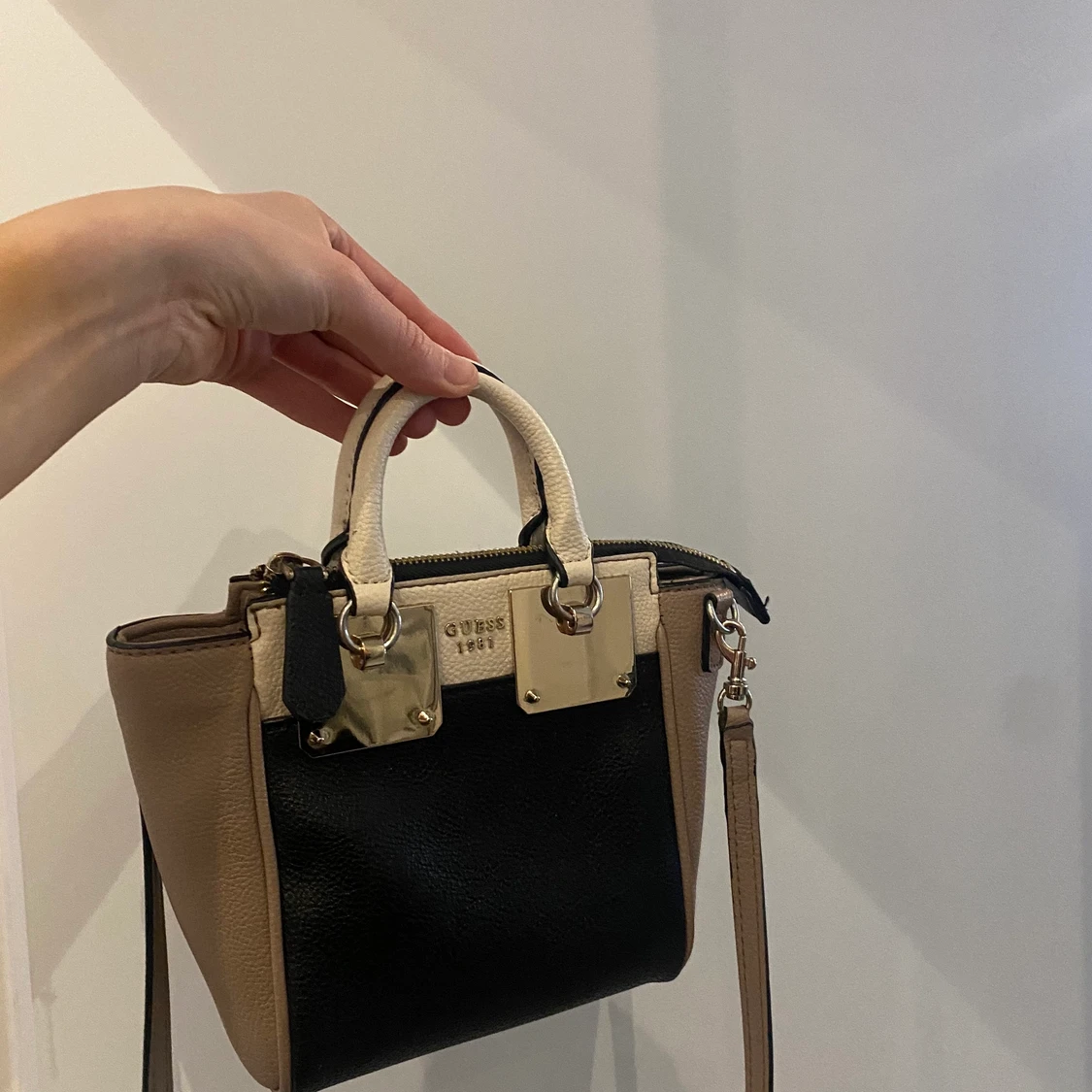 Guess handväska  - 90