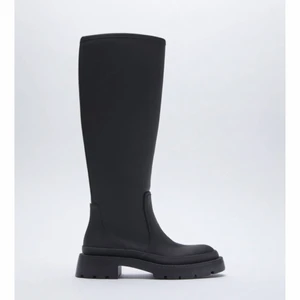 Zara stövlar  - Säljer dessa snygga, populära stövlarna från Zara i svart, strl 40! Använda fåtal gånger och är i bra skick:) Köparen står för frakten, säljer för 400 kronor🥰