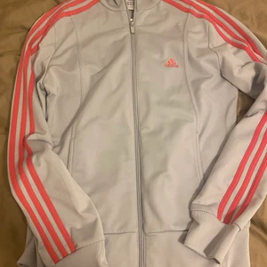 Adidas Kofta - Snygg adidas kofta. Storlek L men passar mig som bär S/M. Köpt second hand 
