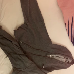 M - Jag säljer den här fina hoodien i storlek M använt typ 3 gånger vill sälja för att jag är trött på den ❤️