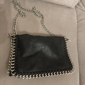 Tiamo väska  - Tiamo väska, sparsamt använd! Nypris är 500💓frakten är 66 och ingår inte i priset 