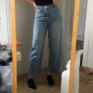 Ljusa vida jeans från Zara som tyvärr blivit för korta för mig (jag är ca 172cm lång). Bra skick!