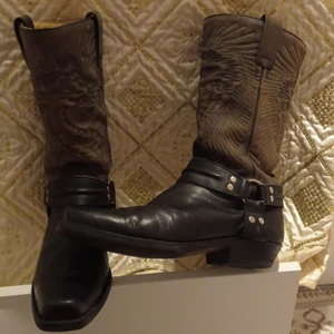 Buffalo cowboy boots - Sparsamt använda men det fattas en nit på insidan som bilden visar. Köpta i Spanien på en herrsko affär men jag hade inga problem med at använda de. Otroligt bekväma. Kan skickas om köparen står för frakten. 